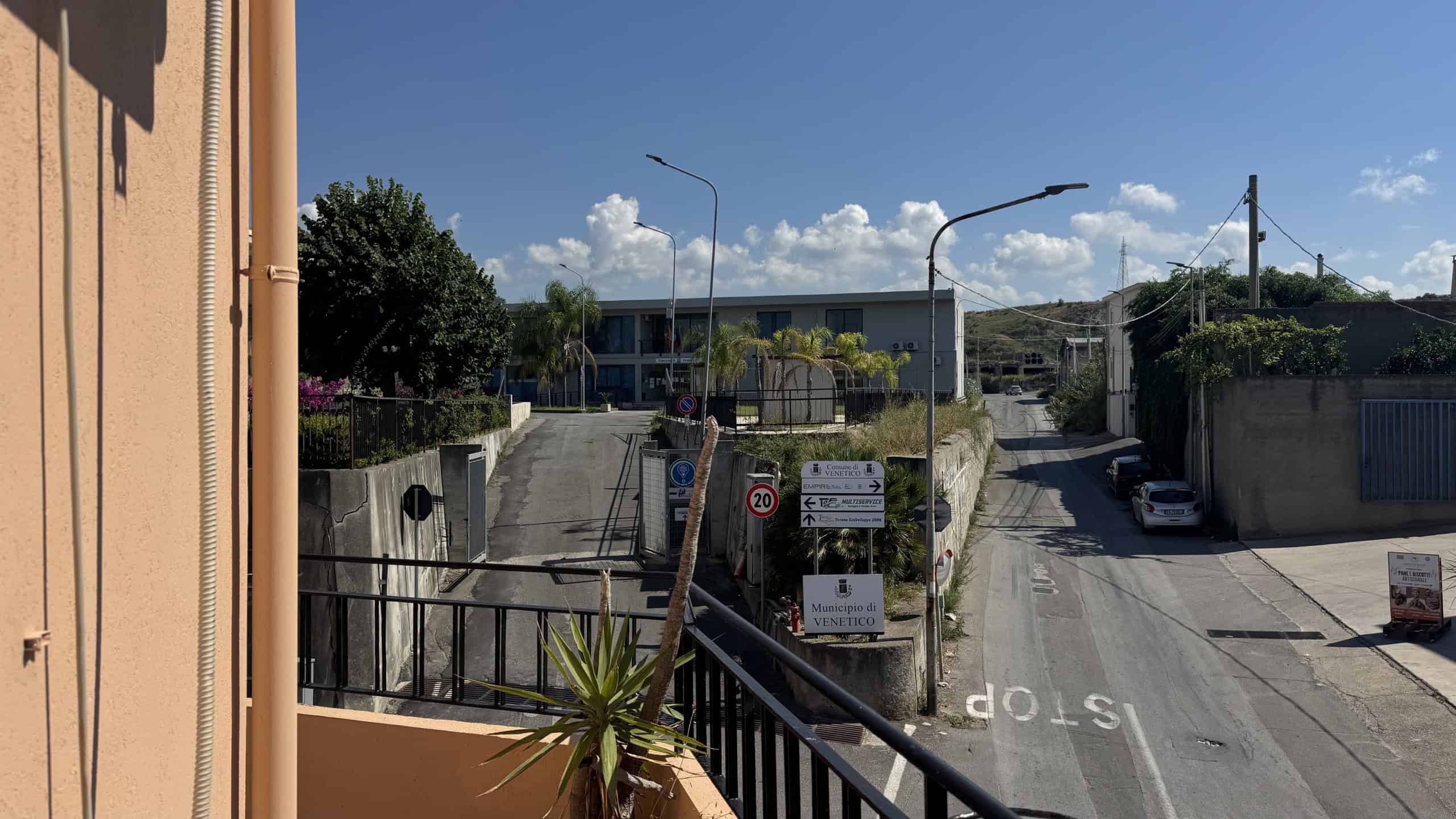 Vista della strada in Via Caio Duilio 3 a Venetico, con segnaletica e edifici circostanti.