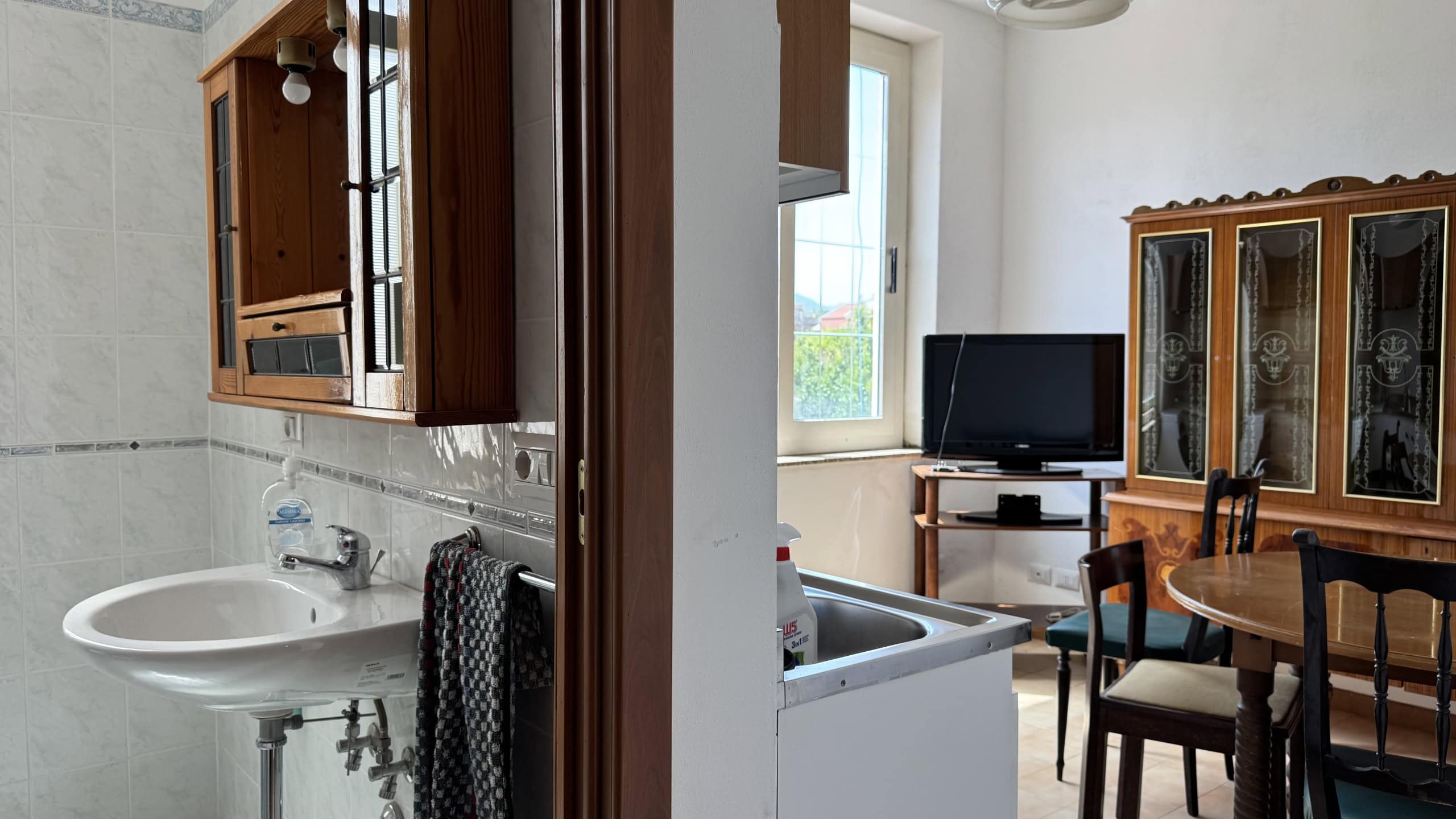 Interno di una casa indipendente in Via Statale Sant'Antonino 273, Barcellona P.G., Me, con cucina e zona soggiorno.