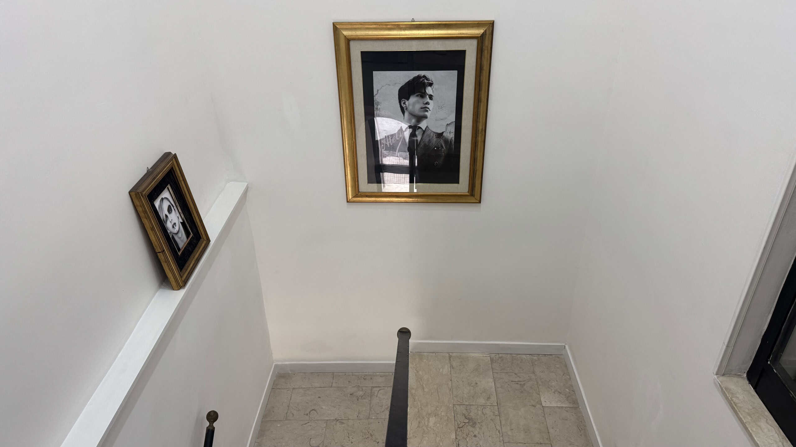 Interno di un appartamento in vendita in Via Industriale 65, Me, con pareti bianche e quadri decorativi.