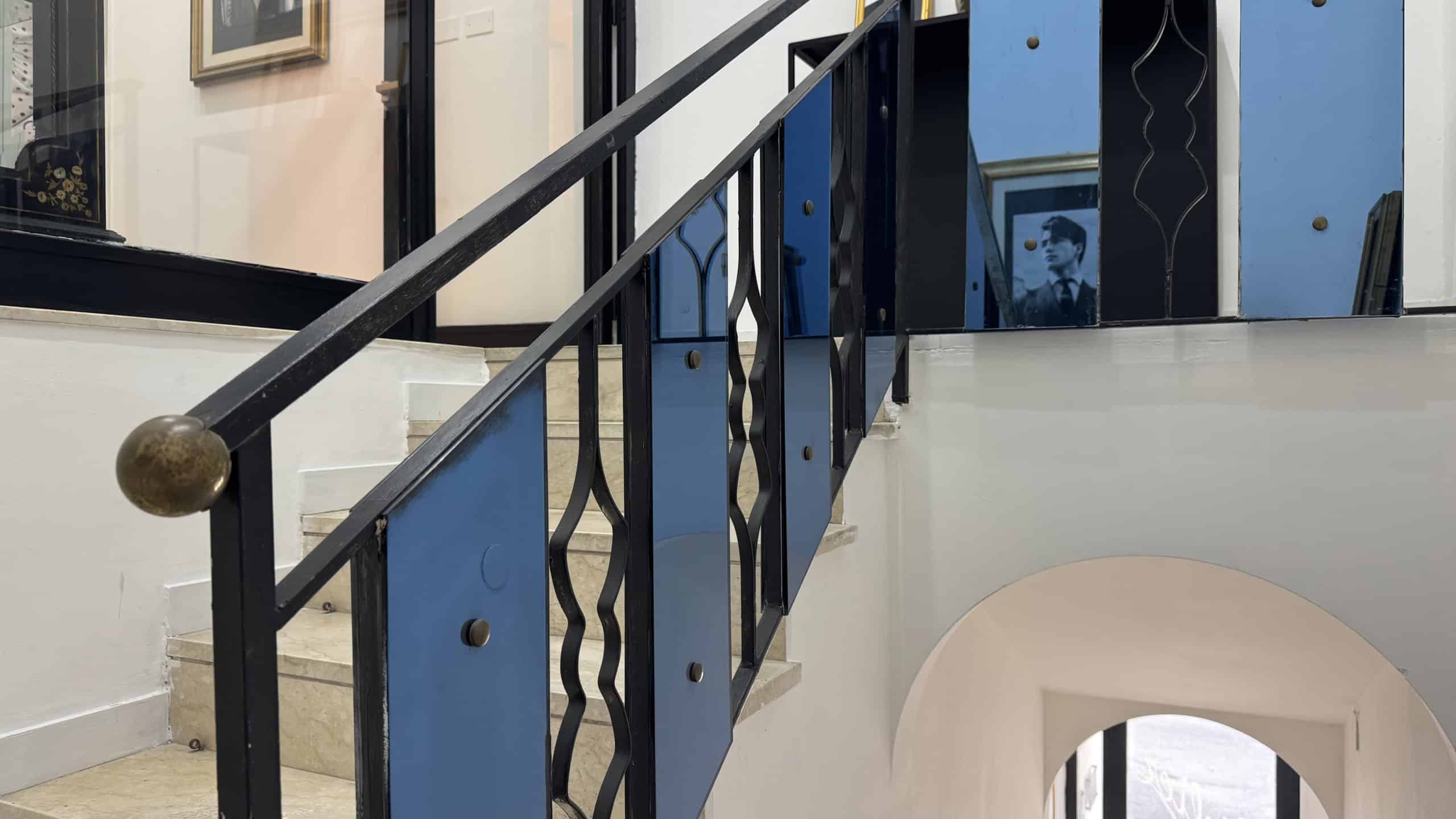 Scala interna dell'appartamento in vendita in Via Industriale 65, Me, con ringhiera blu e dettagli in ferro battuto.