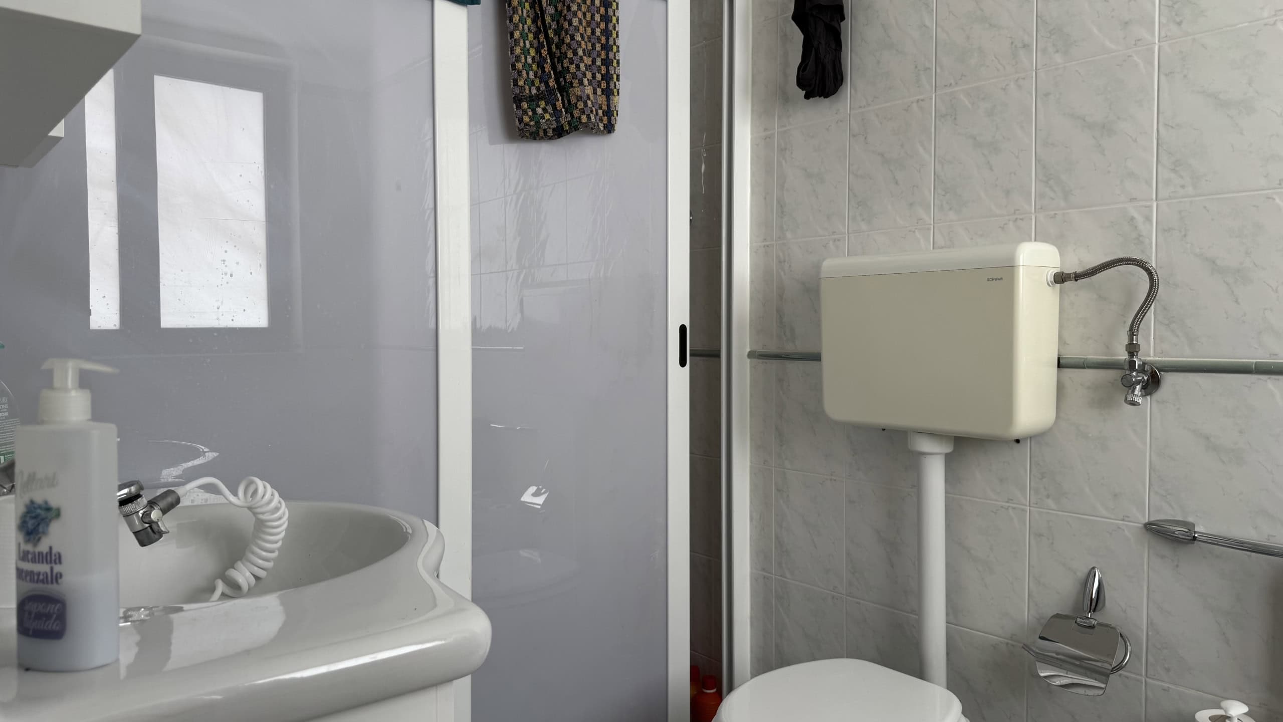 Bagno di servizio con lavabo, dispenser di sapone e WC in una casa indipendente in Via Statale Sant'Antonino 273, Barcellona P.G., Me.