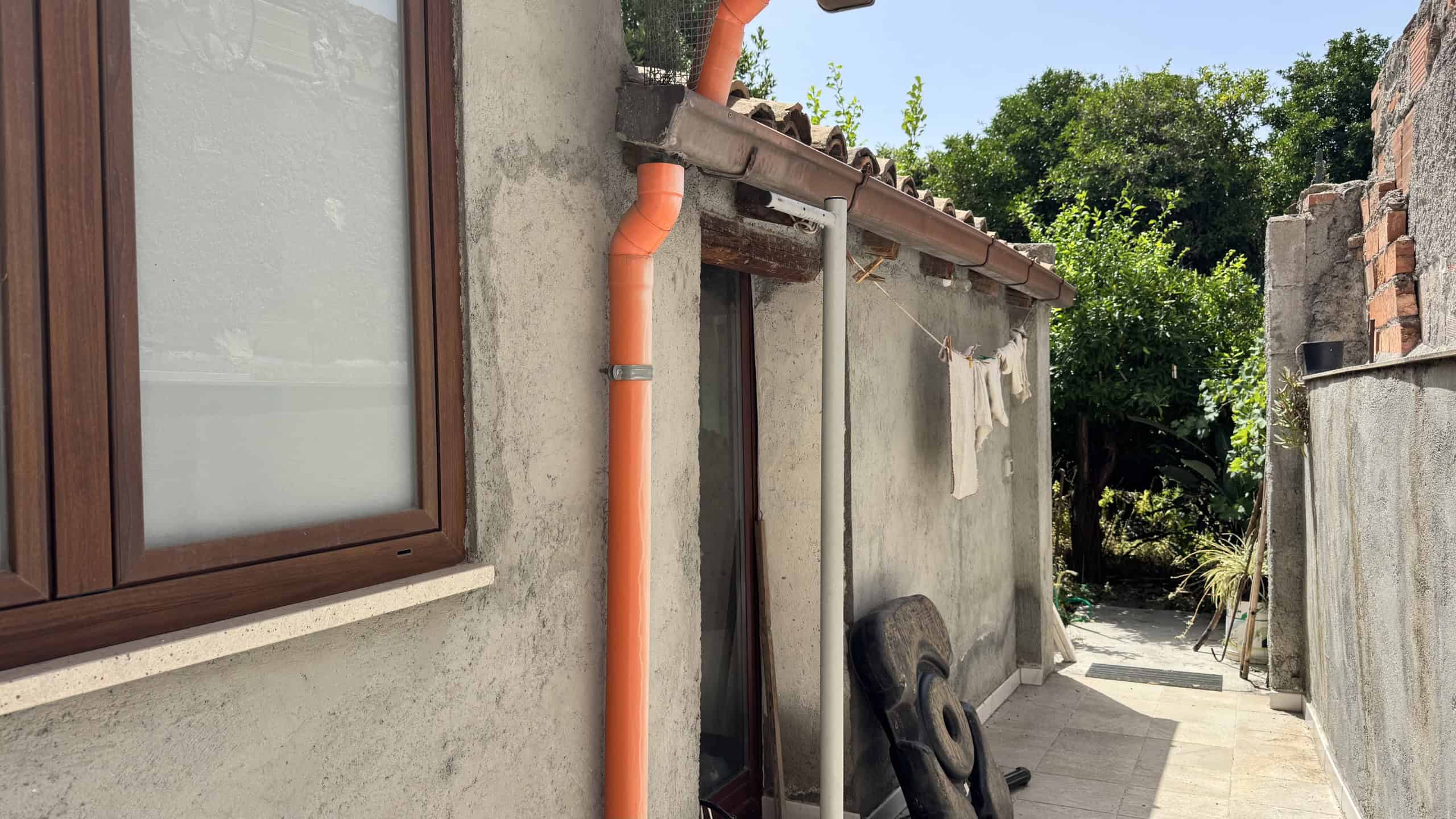 Esterno di una casa indipendente in Via Statale Sant'Antonino 273, Barcellona P.G., Me, con pareti in cemento e tubature visibili.