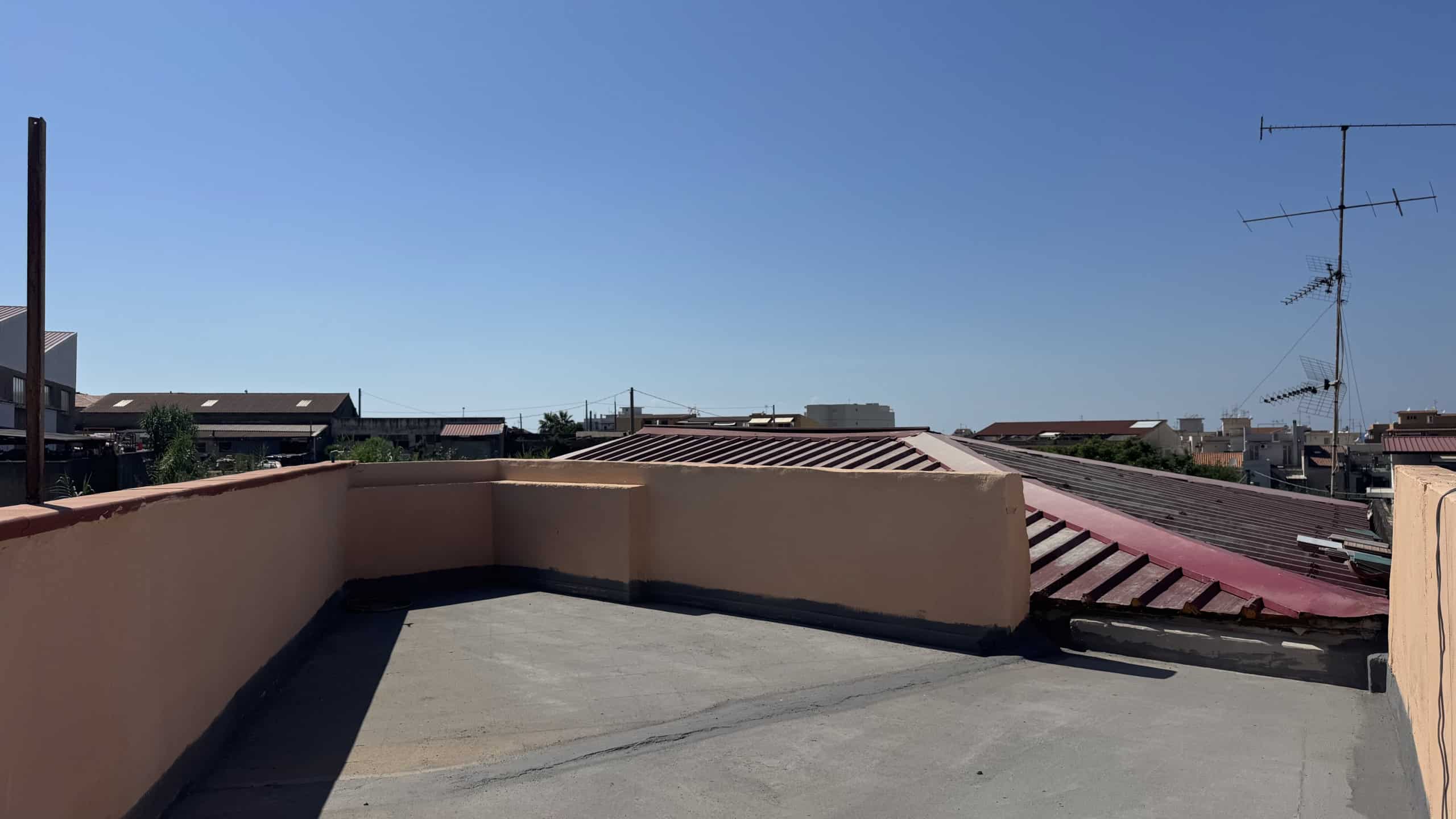 Terrazza panoramica con vista sulla città e tettoie in metallo, in zona residenziale di Venetico, Me.