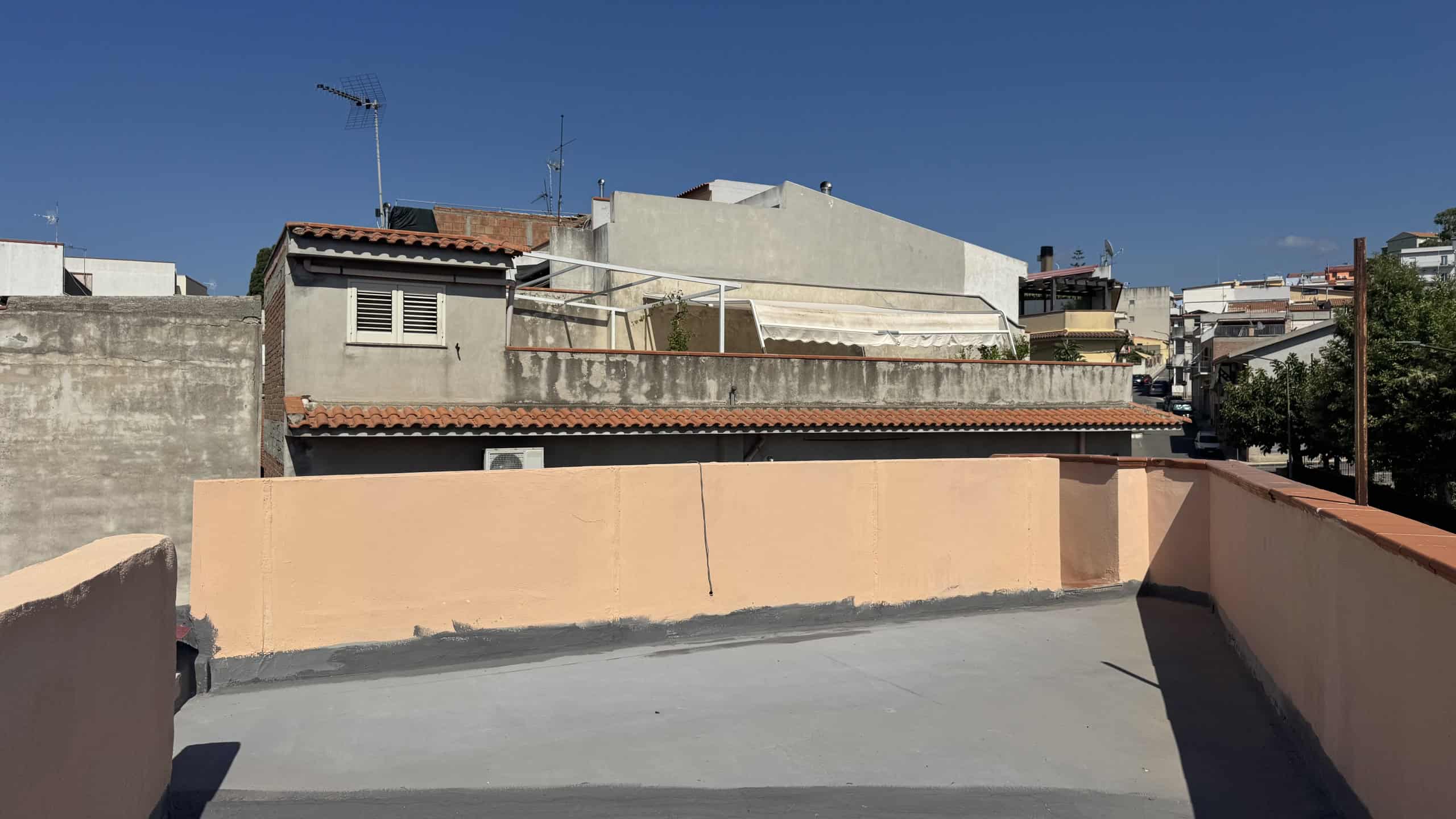 Terrazza panoramica con vista su edifici residenziali a Venetico, Me.
