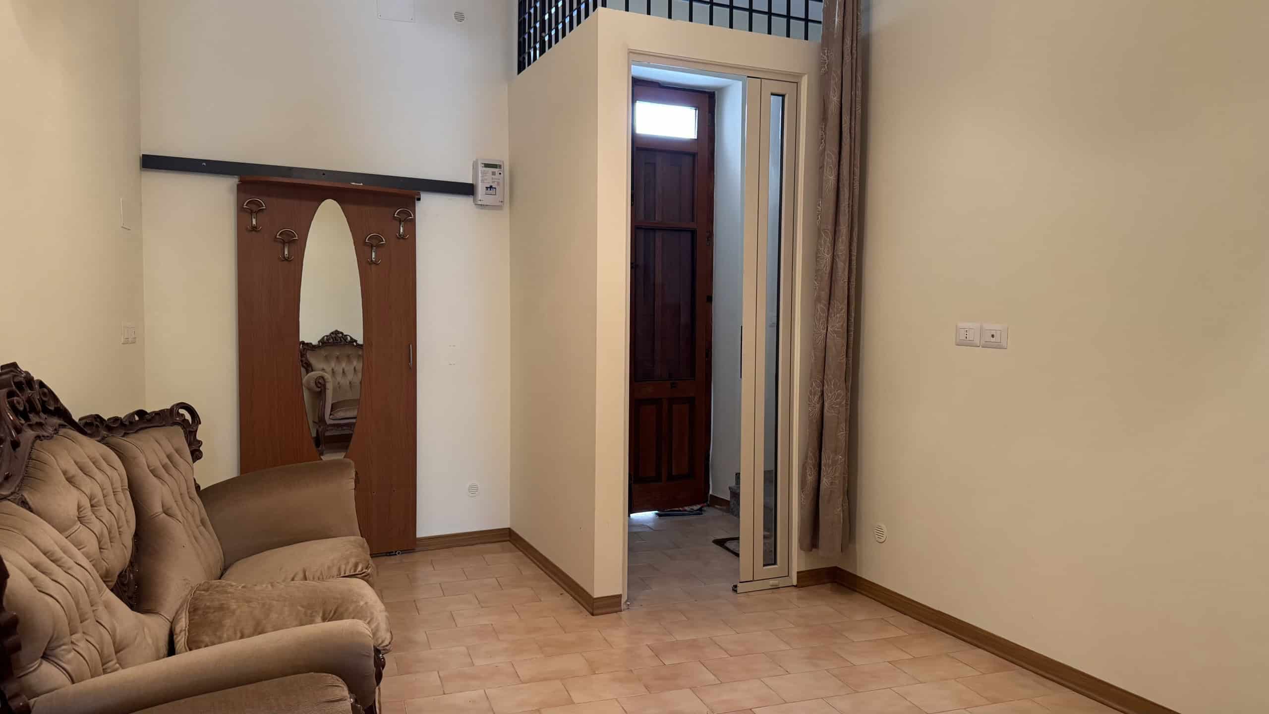 Ingresso di una casa indipendente in Via Statale Sant'Antonino 273, Barcellona P.G., Me, con porta in legno e spazio interno accogliente.