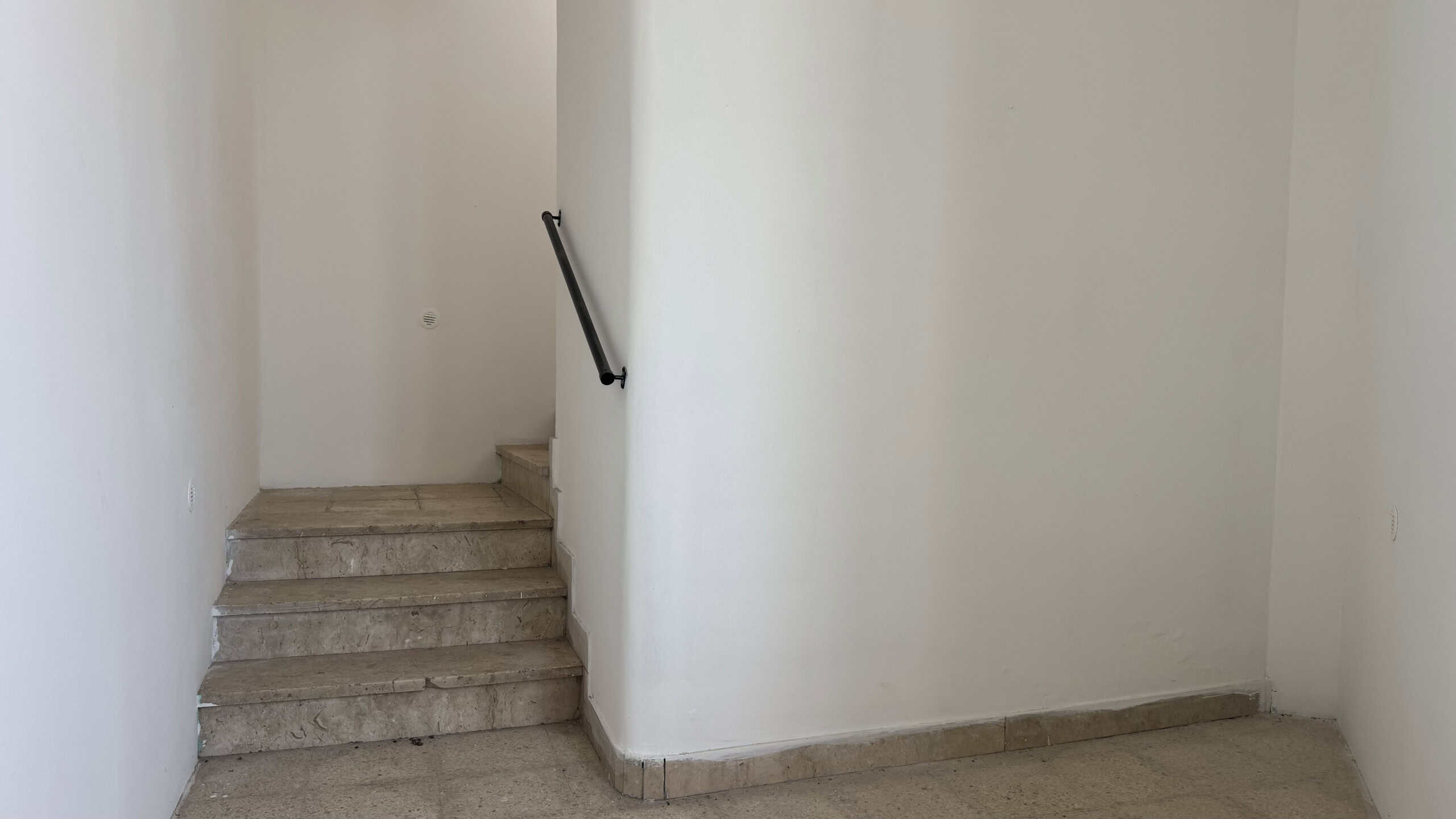 Scala interna in pietra con ringhiera nera, ingresso a un appartamento o casa in vendita a Venetico, Me.