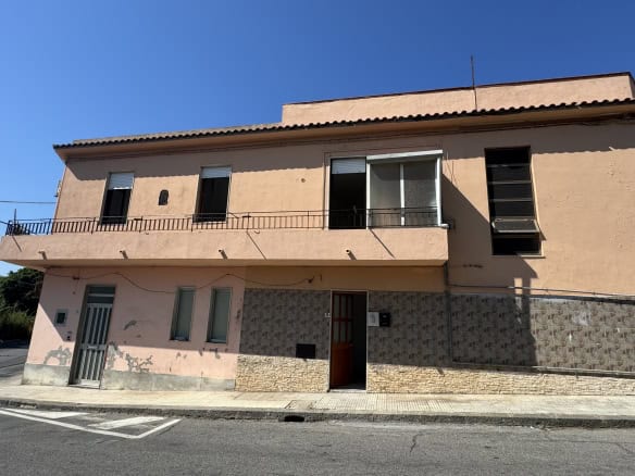Casa semindipendente in vendita in Via Caio Duilio 3, Venetico, Me, con facciata in stucco rosa e balcone al primo piano.
