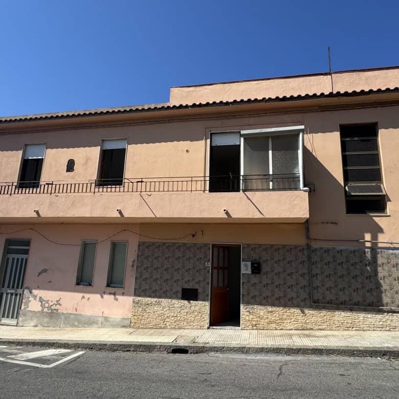 Casa semindipendente in vendita in Via Caio Duilio 3, Venetico, Me, con facciata in stucco rosa e balcone al primo piano.