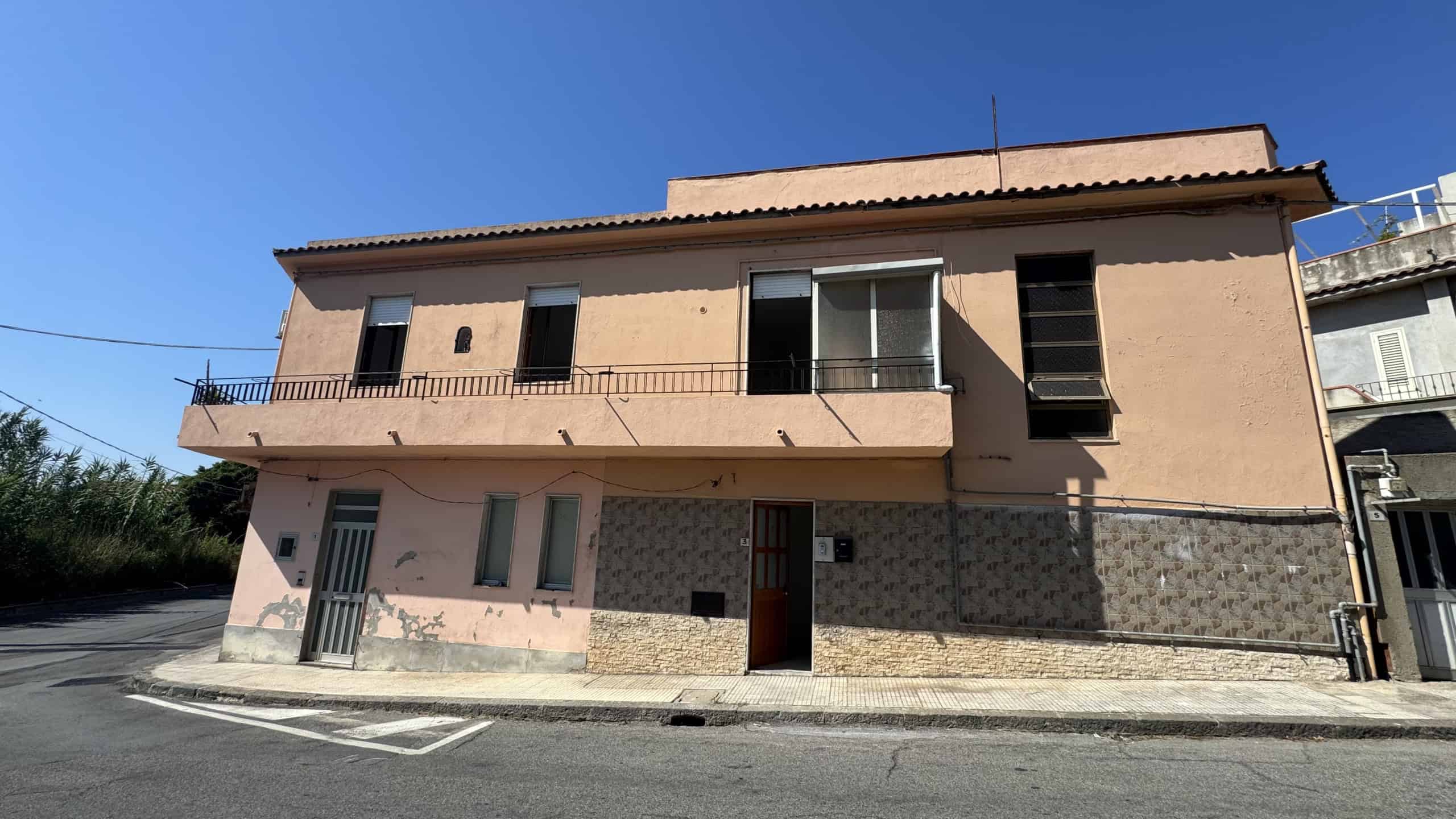 Casa semindipendente in vendita in Via Caio Duilio 3, Venetico, con facciata in tonalità rosa e balcone al primo piano.