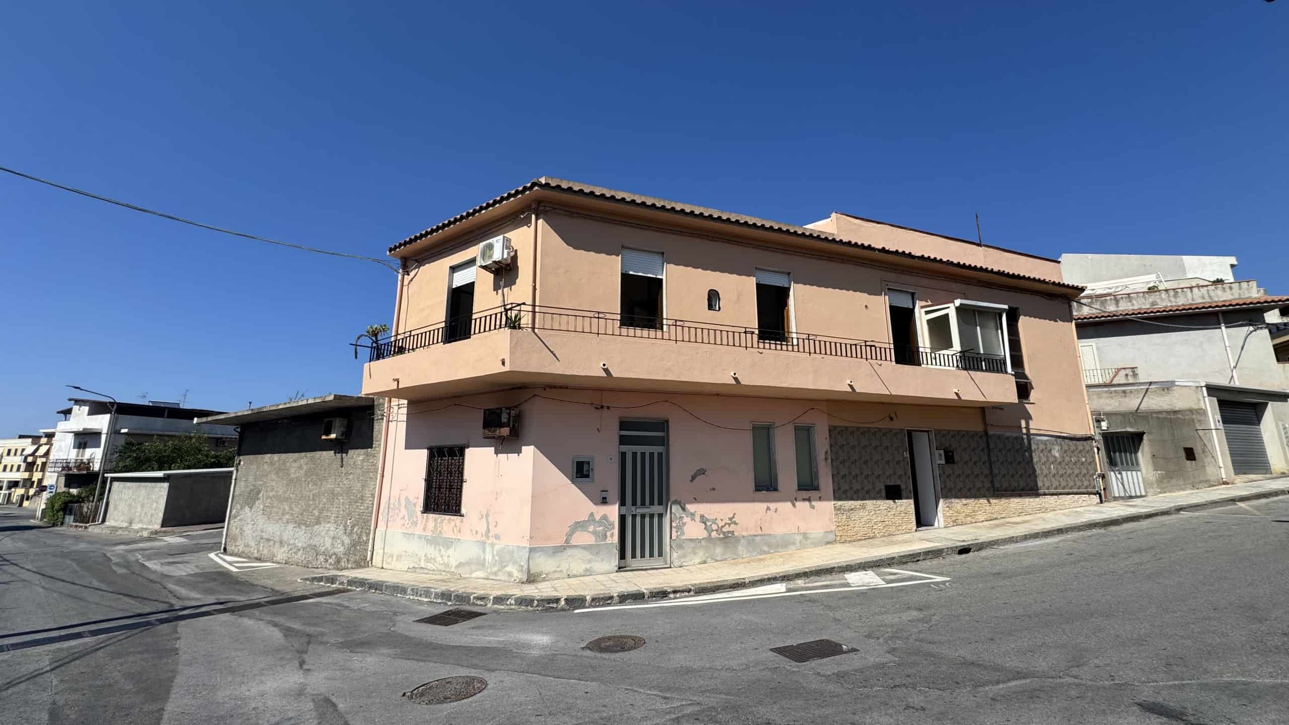 Casa semindipendente in vendita in Via Caio Duilio 3, Venetico, Me, con facciata rosa e balcone panoramico.