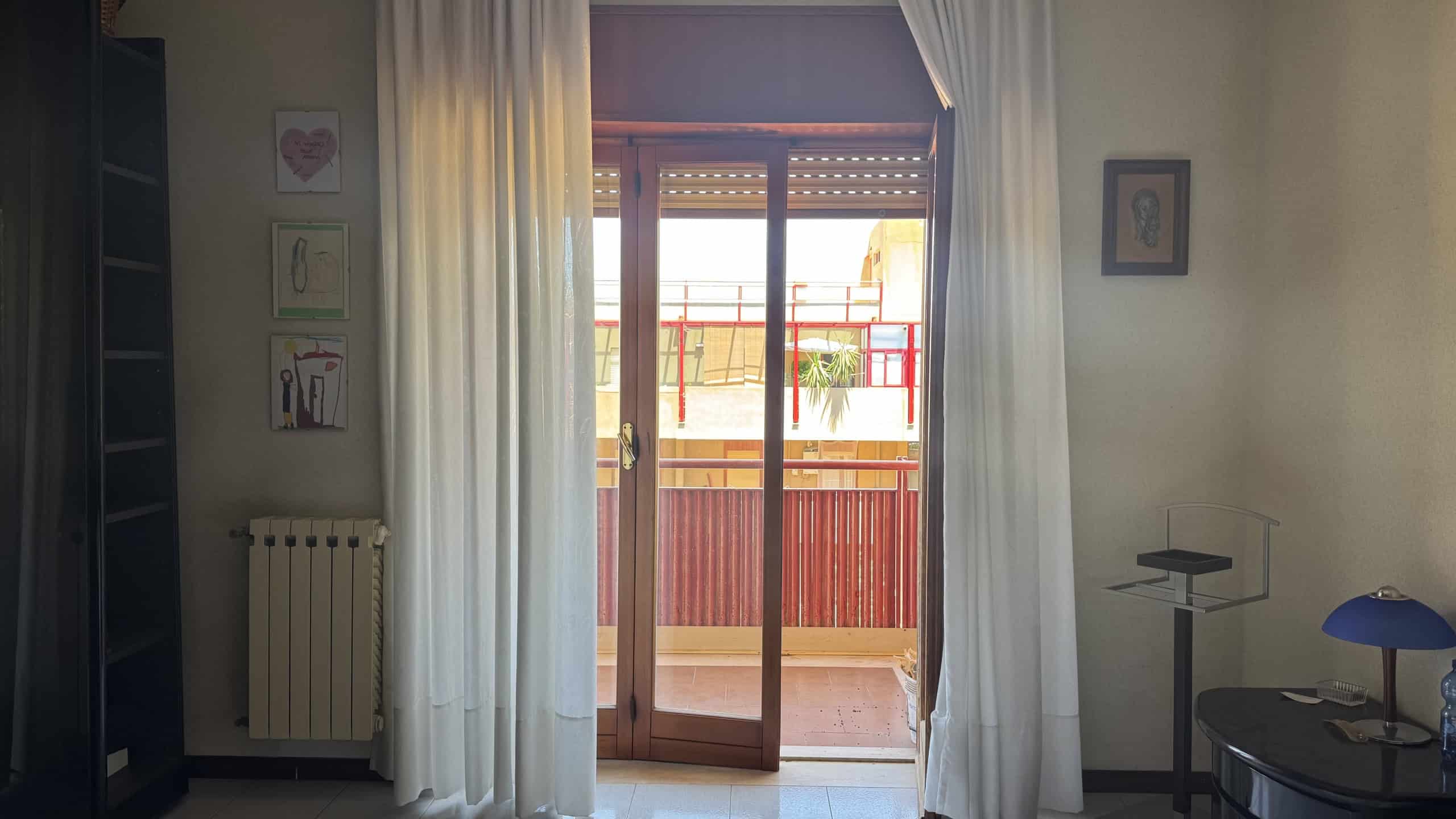 Balcone con vista su balcone e area esterna dell'appartamento in vendita a Messina.