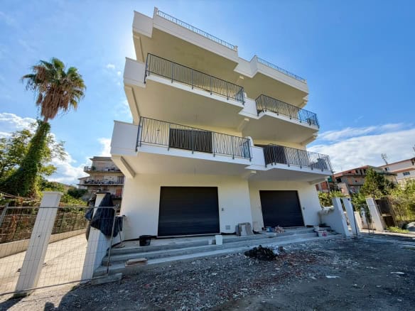 Nuovo edificio residenziale con balconi e garage a Terme Vigliatore, Sicilia.