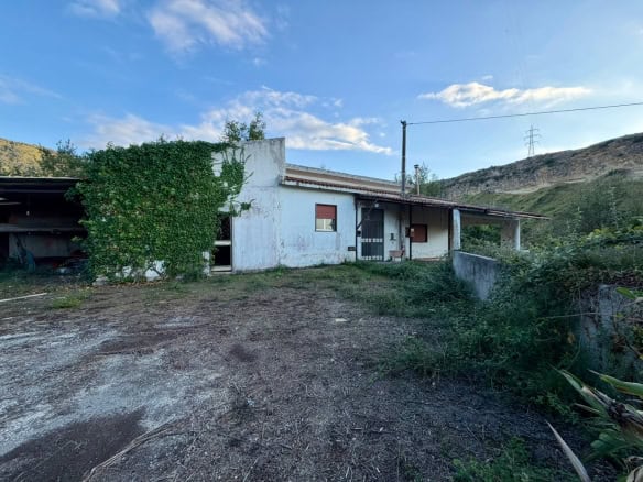 Casa indipendente in via Santa Venera La Gala, vista esterna con giardino e paesaggio collinare sullo sfondo.